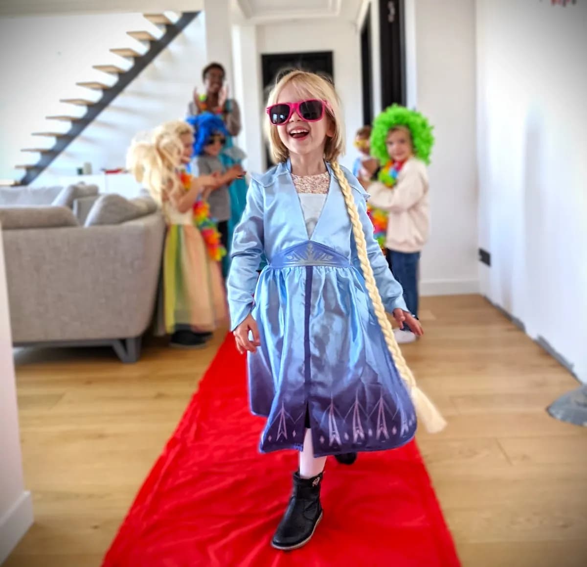 Une petite princesse défile sur le tapis rouge