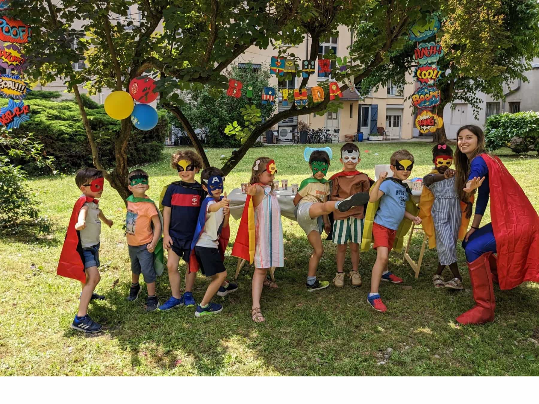 Animateur Kidays déguisé en super-héros entouré d'enfants