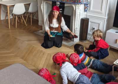 Enfants déguisés pendant une animation d’anniversaire