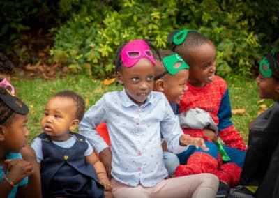 Enfants costumés en super-héros pendant un anniversaire 4-6 ans