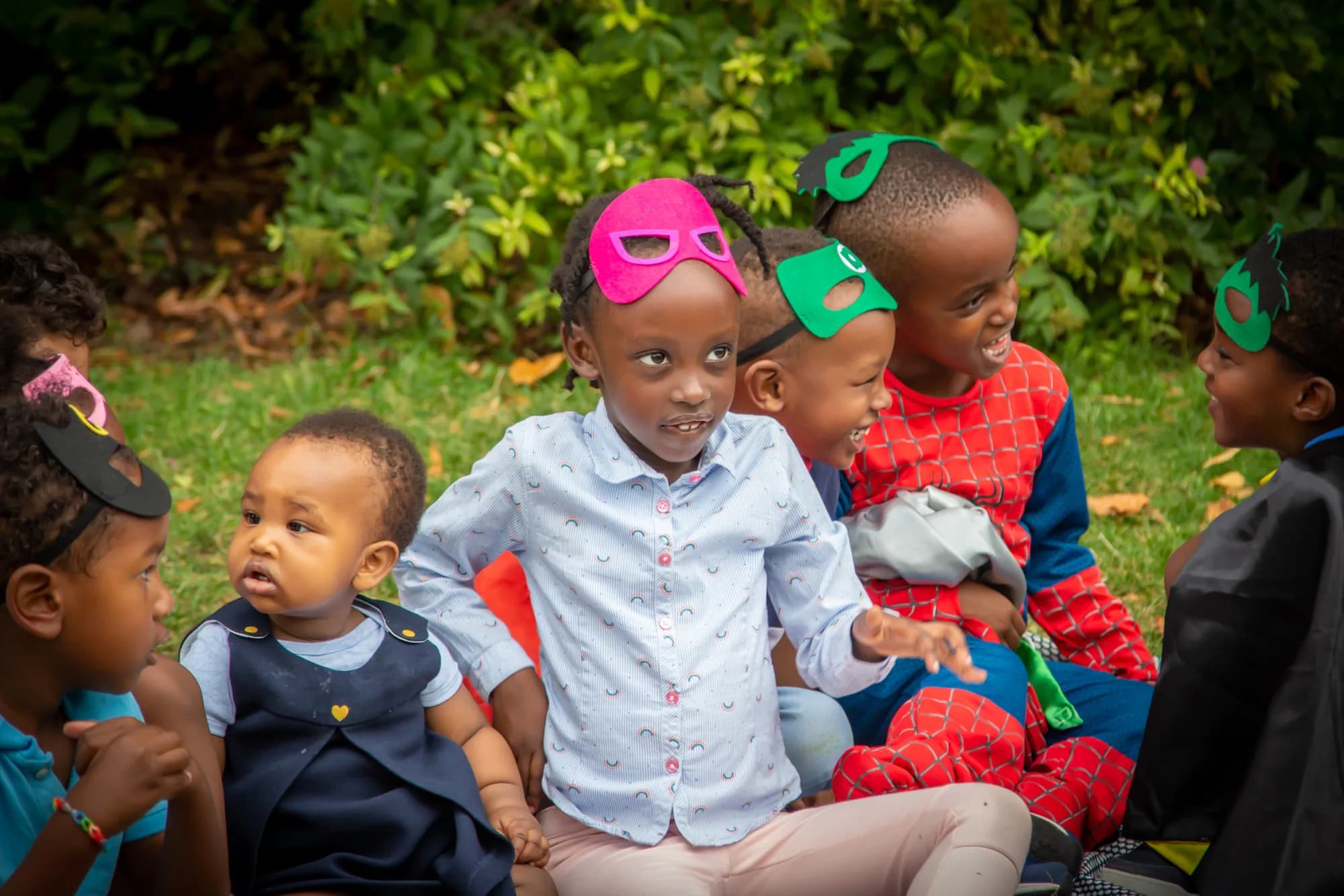 Enfants costumés pour un anniversaire sur le thème des super-héros